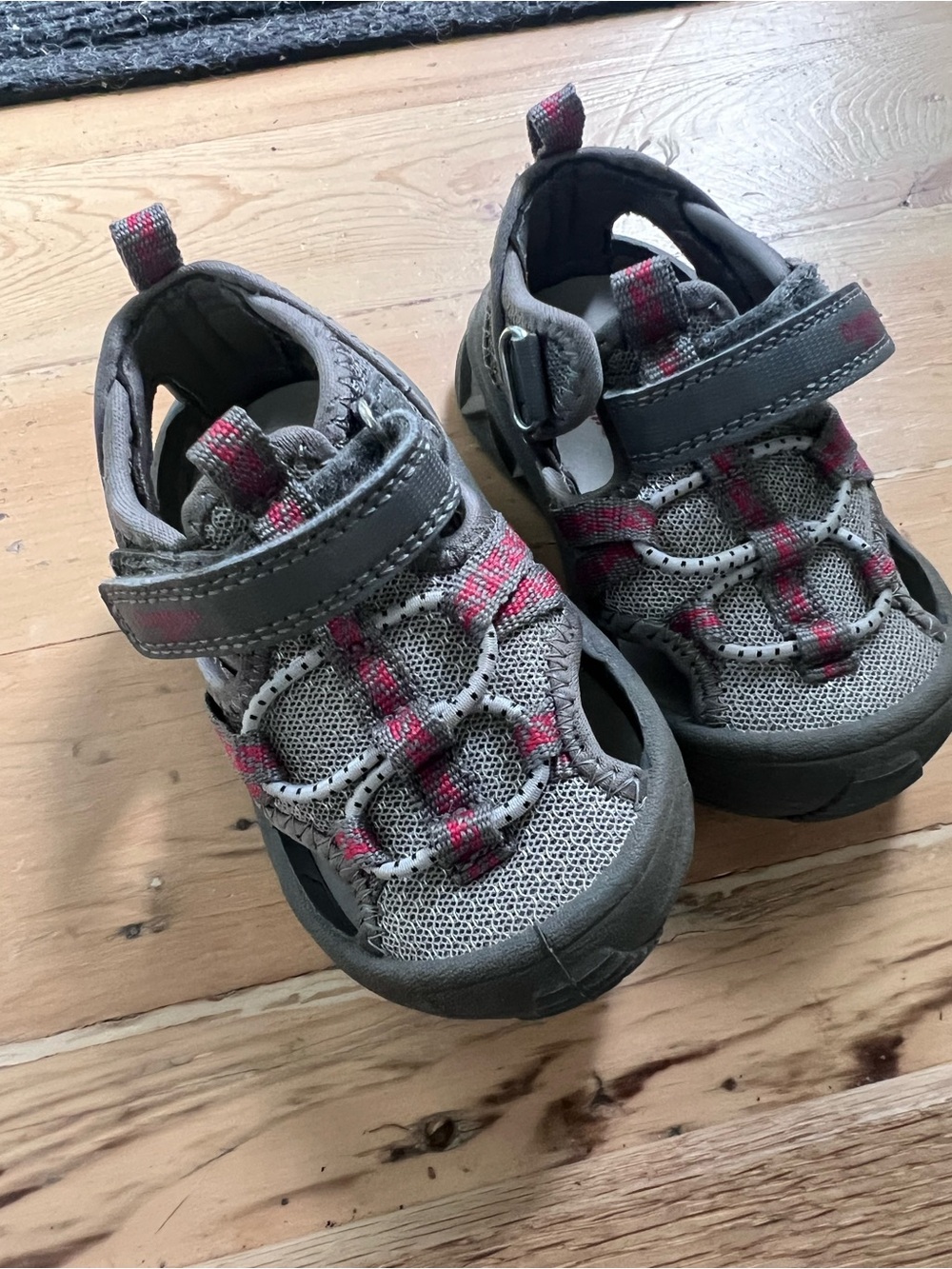 OshKosh B'gosh Gray and red Boys/Girls Active Sandals